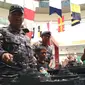 Komandan Pangkalan TNI AL Cirebon Lektol Laut (P) Agung Nugroho memberikan pengetahuan tentang kapal perang TNI AL. Foto (Liputan6.com / Panji Prayitno)