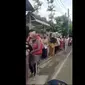 Viral antrean panjang warga berburu minyak goreng murah di Pesanggrahan, Jakarta Selatan. (Istimewa)