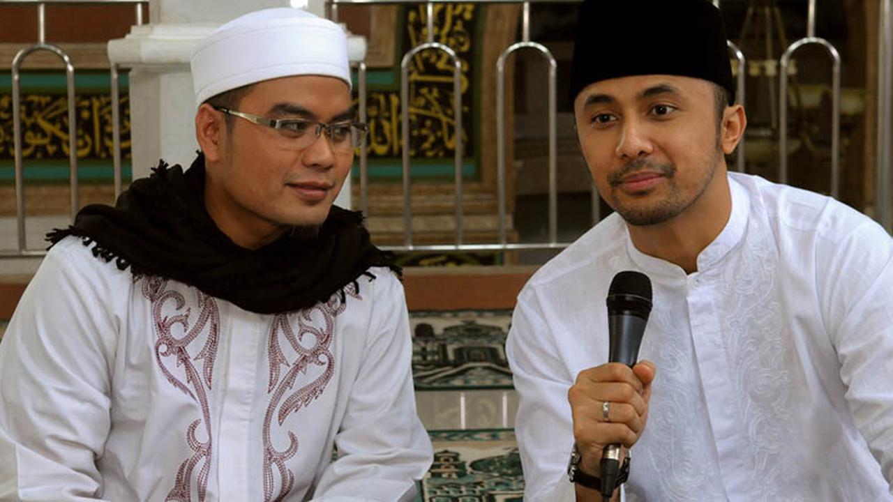 Hengky Kurniawan dan Ustad Ridwan Bagi-Bagi Alquran