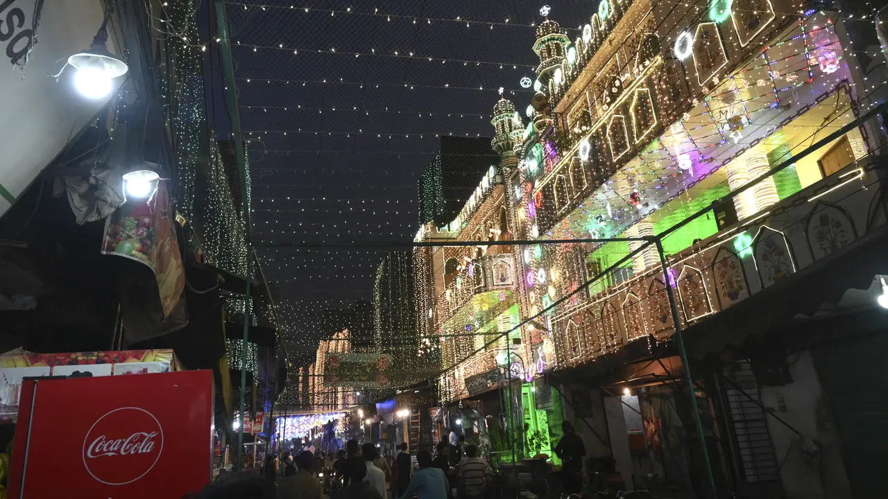 Gemerlap Malam di Pakistan Menyambut Maulid Nabi