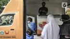 Warga saat mendatangi gerai mobil yang menjual daging murah di kantor Kelurahan Pisangan Baru, Jakarta, Timur, Rabu (17/2/2021). Pemprov DKI Jakarta melalui PD Dharma Jaya mengadakan layanan Food Truck Daging Goes to Kelurahan di wilayah Jakarta Timur. (merdeka.com/Iqbal S. Nugroho)
