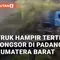 Beredar video viral terkait truk yang hampir tertimpa tanah longsor. Peristiwa ini terjadi di  Kota Padang, Sumatera Barat. Jumat (17/5/2024)