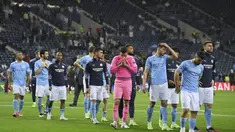 Para pemain tim Manchester City berjalan usai pertandingan melawan Chelsea pada babak final Liga Champions di Stadion Dragao di Porto, Portugal, Minggu (30/5/2021). Man City kalah atas Chelsea dengan skor 1-0. (David Ramos / Pool via AP)