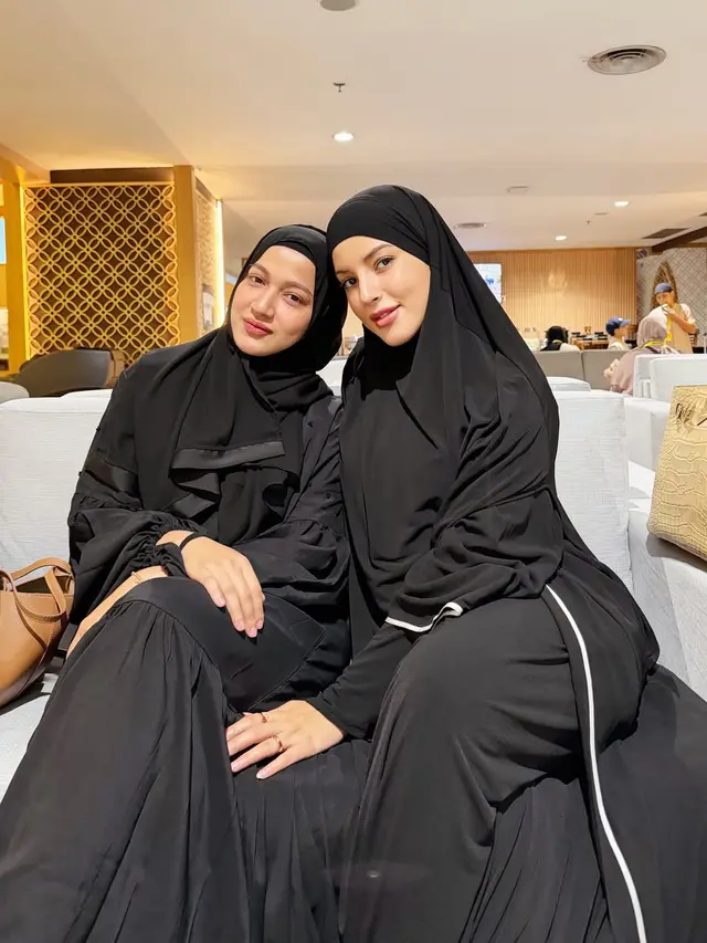 Potret Tasya Farasya Berangkat Umrah di Penghujung 2025, Tampil Anggun dengan Hijab dan Busana Serba Hitam
