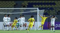 Ekspresi kegembiraan pemain Malaysia, Muhammad Fareez Danial usai membobol gawang Timnas Indonesia U-17 dalam laga kedua Grup A Piala AFF U-17 2026 di Stadion Gelora Joko Samudro, Gresik, Jawa Timur, Kamis (16/4/2026). (Bola.com/M. Iqbal Ichsan)