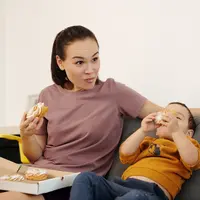 Ilustrasi ibu dan anak-anak makan (foto Pexels/Jep Gambardell)
