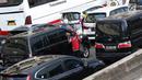 Pedagang asongan menjajakan barang dagangannya di persimpangan lampu merah di Jakarta, Jumat (22/2). Keahlian yang terbatas menyebabkan sebagian orang harus bekerja di tengah padatnya kendaraan Ibukota. (Liputan6.com/Immanuel Antonius)