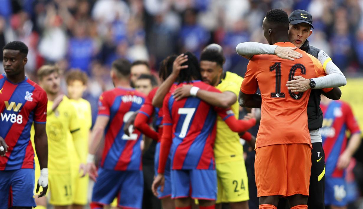 Usai pertandingan, dirinya langsung menghampiri satu per satu pemain dan memeluk mereka layaknya ayah dan anak. (AP Photo/Ian Walton)