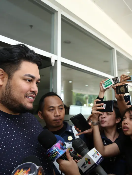 Ivan Gunawan, sebagai salah satu sahabat Jupe pun turut hadir untuk memberikan semangat. Meskipun enggan memberitahu apa yang diobrolkan dengan Jupe, namun Ivan mengaku sempat berinteraksi. (Nurwahyunan/Bintang.com)