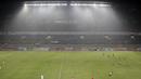 Hujan stadion saat Persib Bandung melawan PSM Makassar pada laga Torabika SC 2016 di Stadion Gelora Bandung Lautan Api, Sabtu (2/7/2016). (Bola.com/Nicklas Hanoatubun)