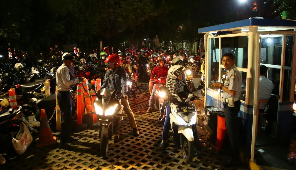 Tak ayal banyak warga yang rela bermacet-macetan menuju area Monas. Ratusan sepeda motor dan mobil terlihat mengantri untuk masuk ke area Monas. (Deki Prayoga/Bintang.com)