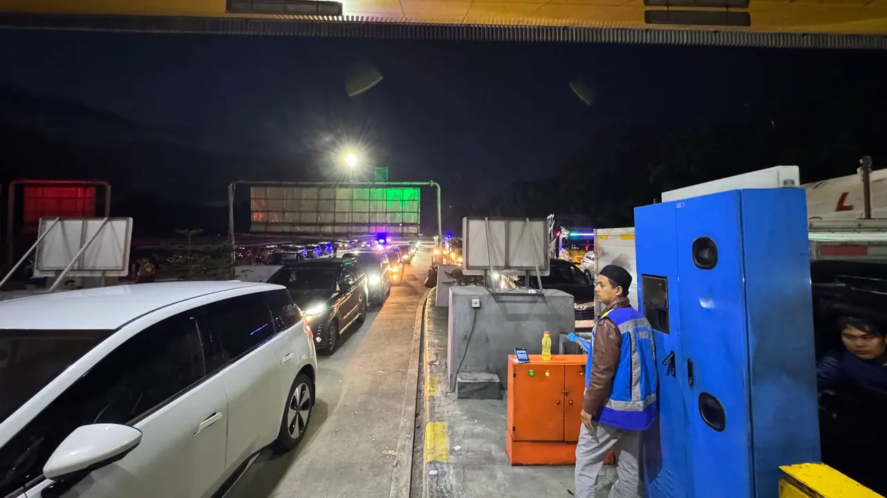 Kecelakaan di Gerbang Tol Ciawi, Bogor, Jawa Barat pada Selasa malam 4 Februari 2025 menelan korban jiwa dan belasan orang luka-luka.