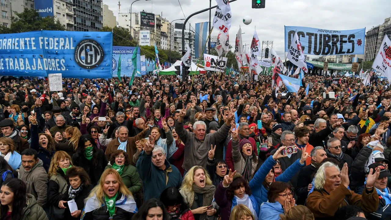 Tolak Utang IMF, Ribuan Warga Argentina Turun ke Jalan