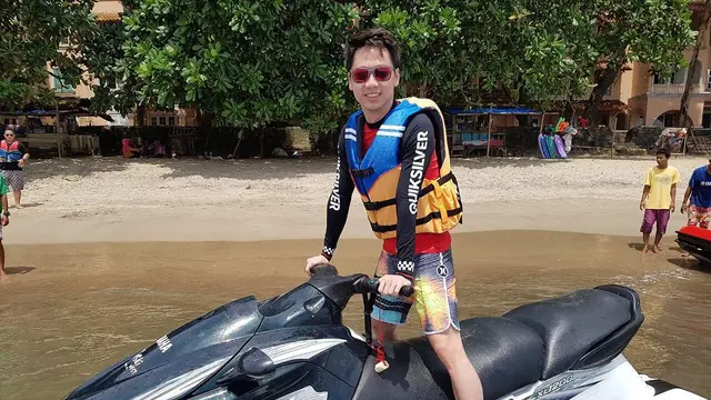 5 Aksi Kevin Sanjaya saat Main Jetski, Tak Hanya Jago Badminton