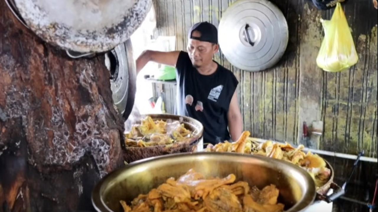 Gokil, Pria Ini Sukses Jualan Ayam Kampung Goreng dalam Sehari Habiskan 400 Ekor dan Omzet Rp70 Juta