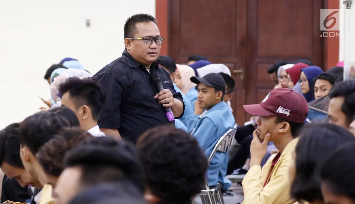 Redpel Liputan6.com Gabriel Abdi Susanto menjadi pembicara dalam Emtek Goes To Campus di kampus UGM, Yogyakarta, Selasa (16/10). EGTC 2018 juga menghadirkan kompetisi news presenter, inspiring sharing dan entertainment talk. (Liputan6.com/Herman Zakharia)