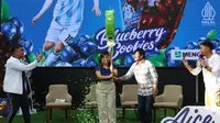 Brand Manager sekaligus Juru Bicara AICE Group Sylvana Zhong, bersama dengan Direktur Teknik PSSI, Indra Sjafri dalam acara peluncuran Kolaborasi Aice-Lionel Messi, Selasa (22/11/2022). (Bola.com/Bagaskara Lazuardi)