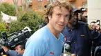 Kapten Uruguay Diego Lugano tiba di hotel tempat tim menginap di Johannesburg, 4 Juli 2010, beberapa jam sebelum berangkat ke Cape Town jelang laga semifinal PD 2010 lawan Belanda. AFP PHOTO / MARIANA SUAREZ