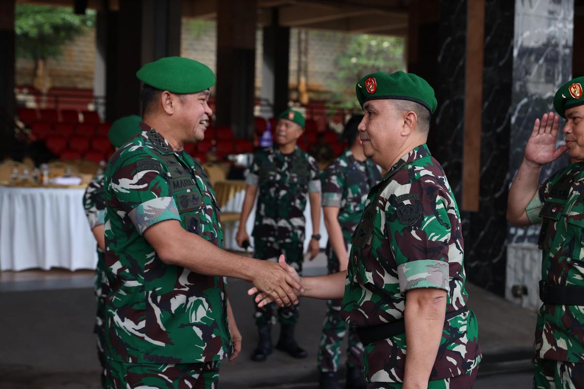 FOTO: Momen Hangat Kasad Maruli  Bersama Prajurit di Halal Bihalal Mabesad