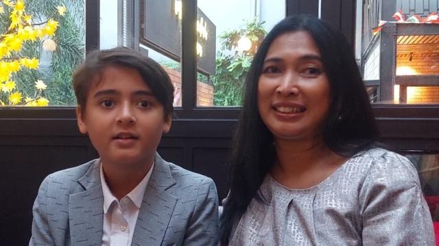 Rayhan Cornelis bersama orangtuanya.