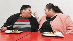 Lin Yue dan Deng Yang belum pernah berhubungan seks sejak menikah tahun 2010 lalu. Pasangan yang sama-sama berusia 30 tahun ini memiliki total berat badan mencapai 400 kilogram. (dailymail.co.uk)