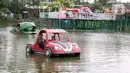 Warga menikmati wahana air di Danau Cipondoh, Kota Tangerang, Banten, Rabu (20/10/2021). Banyak warga memanfaatkan hari libur Maulid Nabi untuk berwisata bersama keluarga di kawasan tersebut sebagai alternatif wisata di tengah kota. (Liputan6.com/Angga Yuniar)