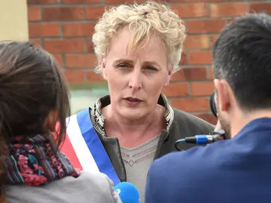 Marie Cau, transgender pertama yang terpilih sebagai wali kota di Prancis menjawab pertanyaan wartawan di Tilloy-lez-Marchiennes pada 24 Mei 2020. Cau berjanji bakal meningkatkan kondisi lingkungan dan sosial di Tilloy-Lez-Marchiennes setelah menerima selempang kehormatannya (FRANCOIS LO PRESTI/AFP)