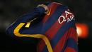 Striker Barcelona, Neymar, membuka bajunya usai laga La Liga melawan Celta Vigo di Stadion Camp Nou, Spanyol, Minggu (14/2/2016). Barcelona berhasil menang 6-1 atas Celta Vigo. (REuters/Albert Gea) 
