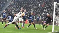 Striker Juventus, Mario Mandzukic, mencetak gol ke gawang Inter Milan pada laga Serie A di Stadion Allianz, Turin, Jumat (7/12). Juventus menang 1-0 atas Inter Milan. (AP/Andrea Di Marco)