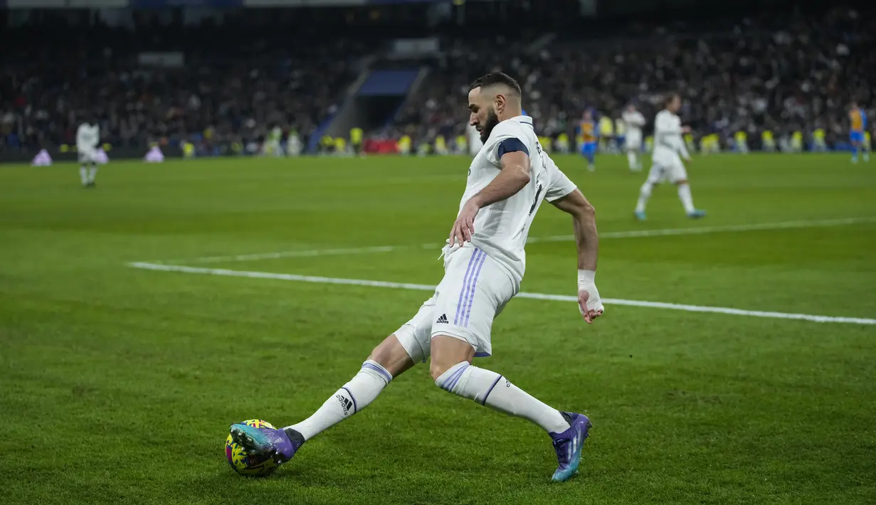 Penyerang Real Madrid, Karim Benzema mengontrol bola saat bertanding melawan Valencia selama pertandingan La Liga Spanyol di stadion Santiago Bernabeu di Madrid, Jumat (3/2/2023). Hasil ini membuat Madrid bertahan di posisi dua klasemen Liga Spanyol dengan kini mengoleksi 45 poin, lima poin di belakang Barcelona. (AP/Bernat Armangue)