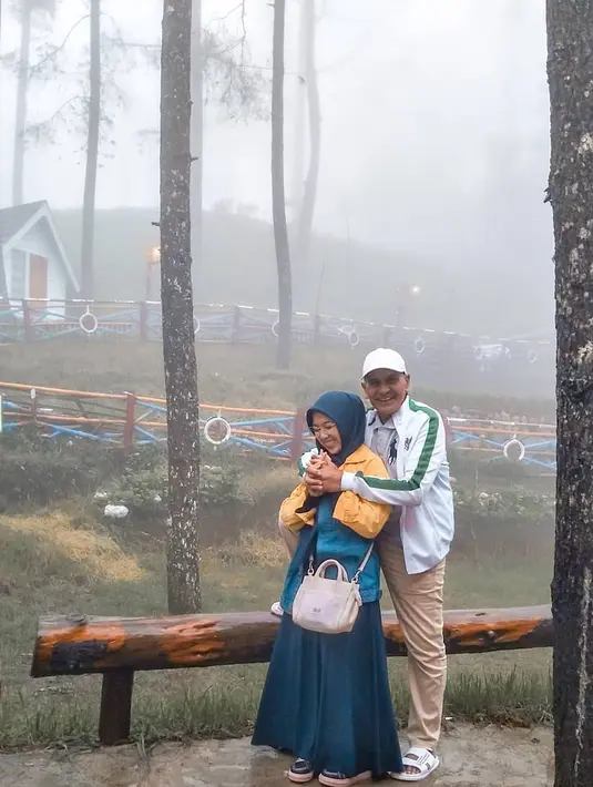 Melalui akun instagramnya, Santi juga kerap membagikan beberapa potret mesra bersama sang suami. Baik saat liburan bersama atau sedang menjalankan ibadah ke tanah suci Mekah. [Instagram/santiasokamala]