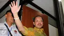 Terdakwa kasus suap SKK Migas dan Kementerian ESDM, Sutan Bhatoegana melambaikan tangan kepada wartawan sebelum mengikuti sidang pembacaan pledoi di Pengadilan Tipikor, Jakarta, Senin (10/8/2015). (Liputan6.com/Helmi Afandi)
