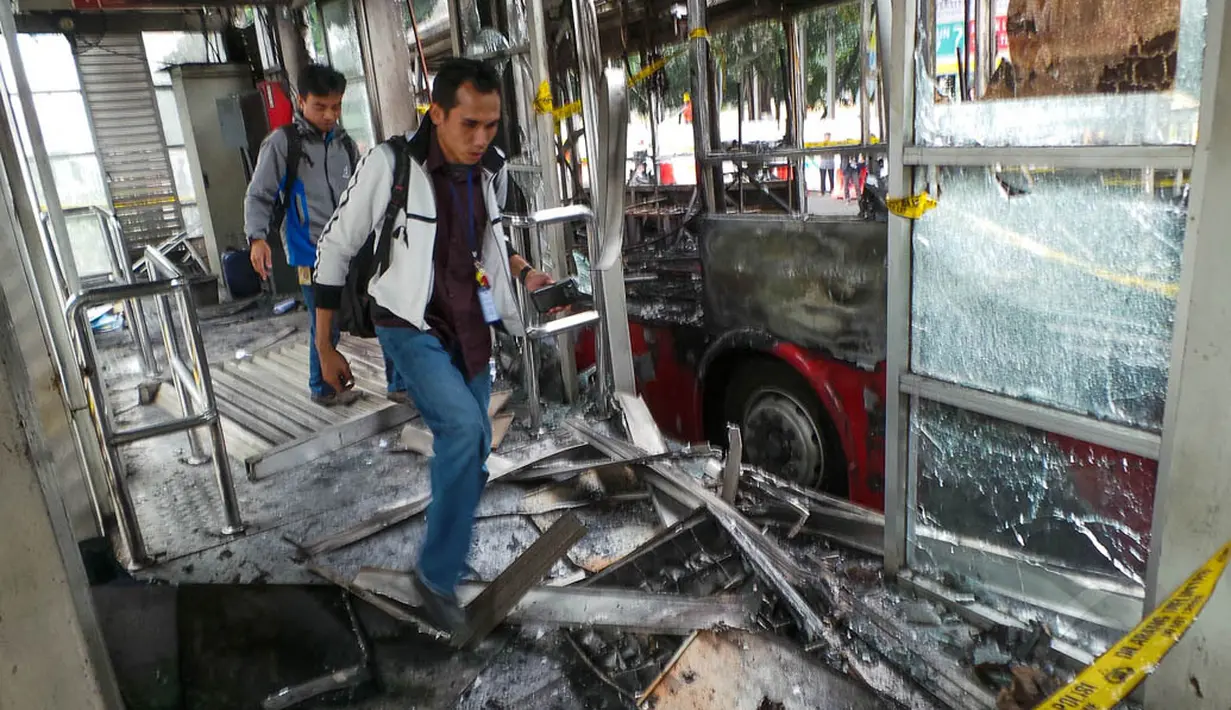 Kondisi halte bus Transjakarta Masjid Agung Al-Azhar usai terbakar, Jakarta, (28/8/14). (Liputan6.com/Faizal Fanani) 