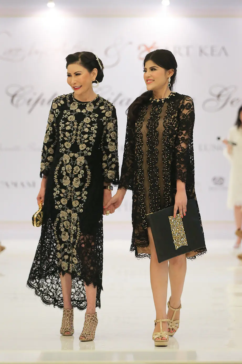 Gaun lace store