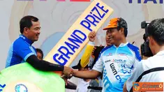 Citzien6, Surabaya: Dankobangdikal serahkan hadiah grand prize pada pemenang, Mobir. (Pengirim: Penerangan Kobangdikal)