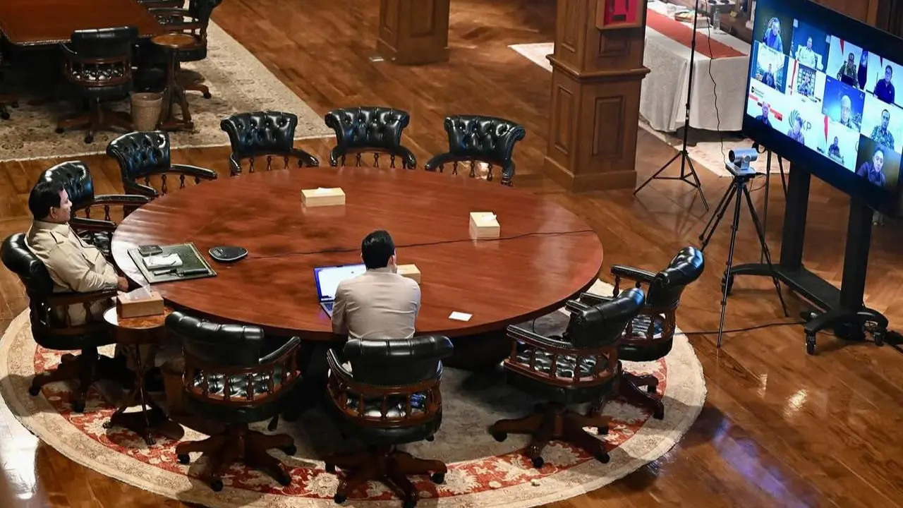 Presiden Prabowo Subianto menggelar rapat terbatas (ratas) dengan sejumlah menteri kabinet Merah Putih di kediamannya, Hambalang, Jawa Barat, Minggu 29 Juni 2025.