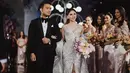 Jessica Mila tampil cantik di resepsi pernikahannya dengan gaun kristal silver garapan Tex Saverio [@bridestory]