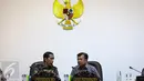 Presiden Joko Widodo (Jokowi) didampingi Wakil Presiden (Wapres) Jusuf Kalla memimpin Sidang Paripurna Dewan Energi Nasional (DEN) di Kantor Presiden, Kompleks Istana Kepresidenan, Jakarta, Kamis (5/1). (Liputan6.com/Faizal Fanani)