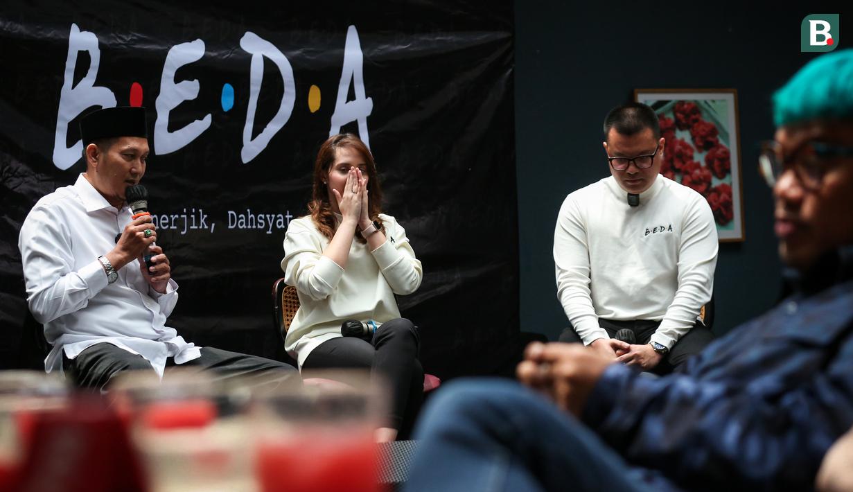 <p>Co-Chair B.E.D.A, Pangeran Siahaan (kanan) dan Tsamara Amany berdoa bersama saat deklarasi dukungan B.E.D.A kepada pencalonan Erick Thohir sebagai Ketua Umum PSSI yang berlangsung di GIOI Menteng, Jakarta, Rabu (18/1/2023). (Bola.com/Bagaskara Lazuardi)</p>