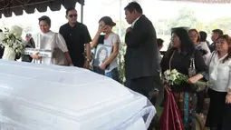Marsha Aruan menyeka air mata saat mengikuti prosesi pemakaman ibundanya, Lisa Diana Tambunan, di TPU Tanah Kusir, Kebayoran Lama, Jakarta Selatan, Rabu (21/10/2026). (KLY/Budy Santoso)