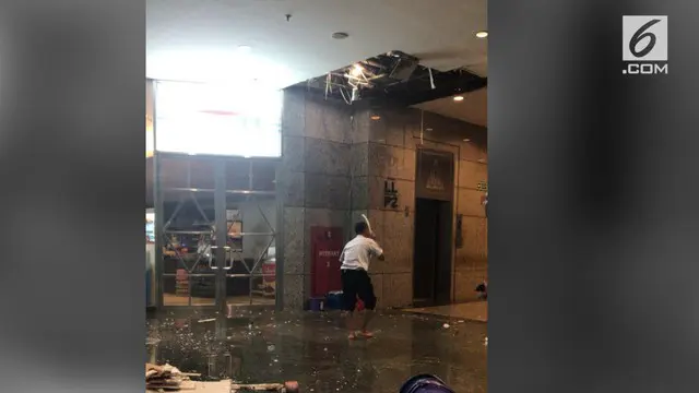 Insiden konstruksi diduga kembali terjadi di Gedung Bursa Efek Indonesia (BEI) Jakarta. Beredar foto yang menunjukkan salah satu plafon gedung tersebut ambrol.