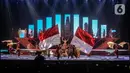 Penari membawa bendera Merah Putih saat tampil dalam pertunjukkan seni dan budaya "Pahlawan Nusantara" di JIEXPO Theatre Jakarta, Jumat (18/8/2023). (Liputan6.com/Faizal Fanani)