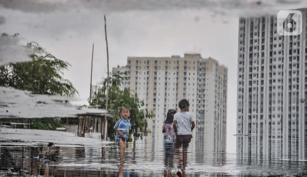 Anak-anak saat bermain di permukiman kumuh Muara Baru, Jakarta, Rabu (19/1/2022). Badan Pusat Statistik (BPS) mencatat angka kemiskinan di Indonesia turun menjadi 26,5 juta orang per September 2021 dari sebelumnya mencapai 27,54 juta orang pada Maret 2021. (merdeka.com/Iqbal S Nugroho)