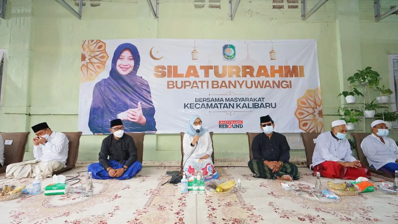Bupati Banyuwangi Ipuk Fiestiandani (tengah) menyampaikan program ke Masyarakat Kecamatan Kalibaru (Istimewa)
