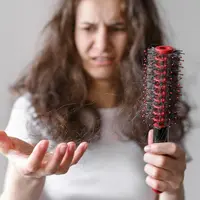 Ilustrasi rambut kering dan rontok saat disisir/copyright freepik.com/freepik