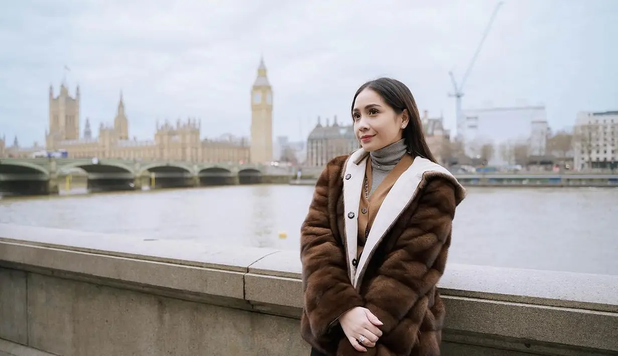 Cantiknya Nagita Slavina mengenakan turtleneck abu-abu yang dipadunya dengan outer cokelat, dan jaket bulu super tebal berwarna cokelat tua. [Foto: Instagram/raffinagita1717]