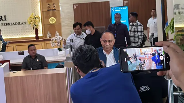 Menteri Koperasi Budi Arie Setiadi menjalani pemeriksaan di Bareskrim Polri, Jakarta Selatan, Kamis (19/12/2024). Ketua Umum Relawan Jokowi itu diperiksa terkait kasus judi online (judol) yang menjerat jajaran staf Kementerian Komdigi.