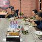 Mantan Menteri BUMN Dahlan Iskan memamerkan momen kebersamaan makan malam bersama Menteri BUMN Erick Thohir. (Tangkapan layar instagram  @dahlaniskan19)