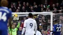Kiper Crystal Palace, Vicente Guaita melakukan penyelamatan di depan pemain Chelsea Hakim Ziyech pada pertandingan lanjutan Liga Inggris di Stadion Stamford Bridge di London, Minggu (15/1/2023). Kemenangan ini tetap menempatkan Chelsea ke peringkat ke-10 dengan koleksi 28 poin dari 19 laga. (AP Photo/David Cliff)