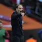 Manajer Chelsea Thomas Tuchel memberi instruksi dalam pertandingan final Carabao Cup melawan Liverpool di Stadion Wembley, London, Minggu, 27 Februari 2022. (AP Photo/Alastair Grant)